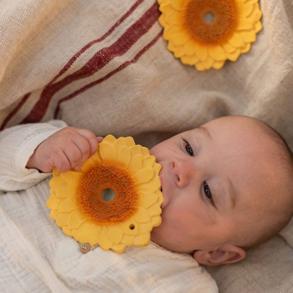 Baby bijtspeeltje van organisch rubber als zacht speelgoed voor een rustige babykamer