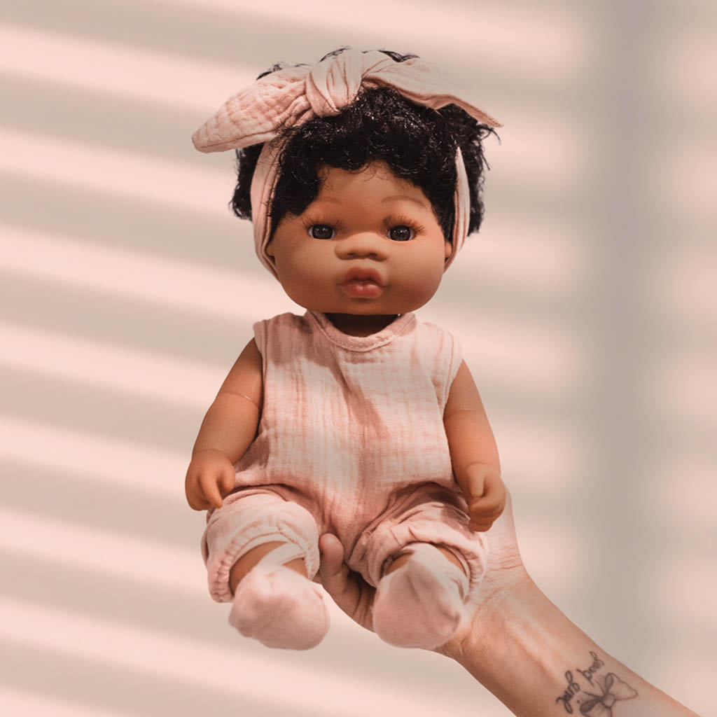 Mrs Ertha babypop met kort haar donkere krullen - 35 cm - Afbeelding 5