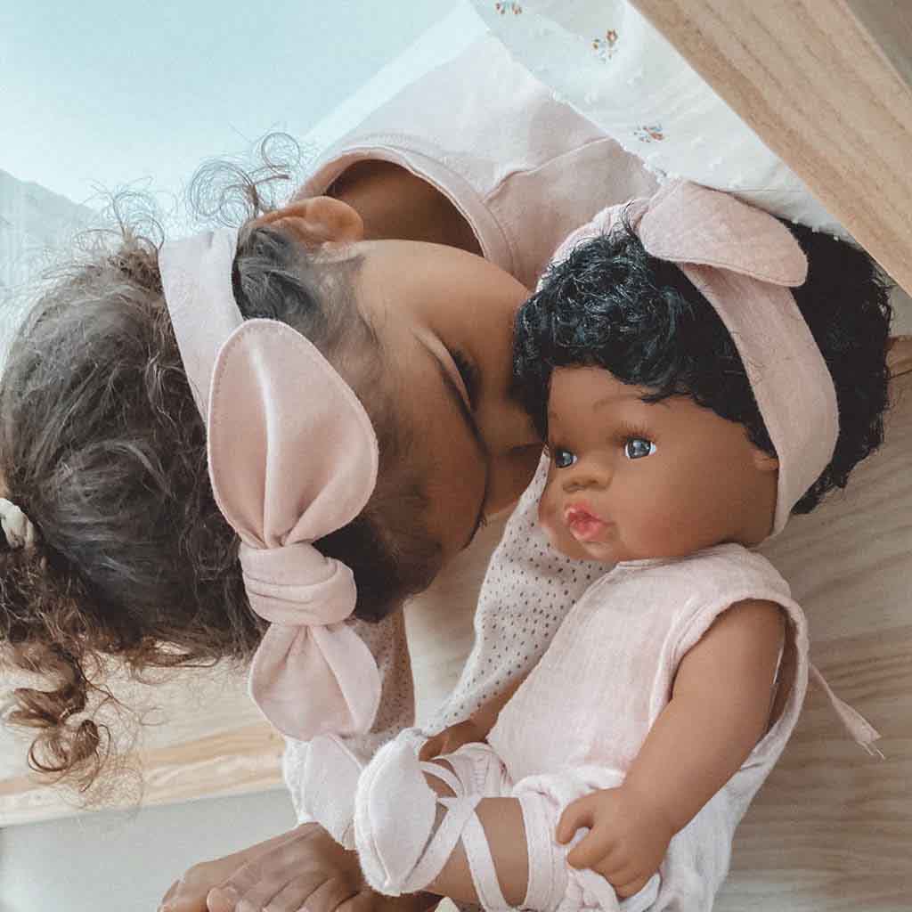 Mrs Ertha babypop met kort haar donkere krullen - 35 cm - Afbeelding 8