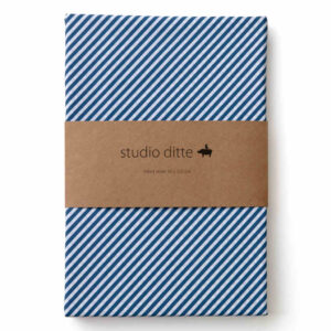 Studio Ditte hoeslaken met print schuine streep 90x200 - blauw