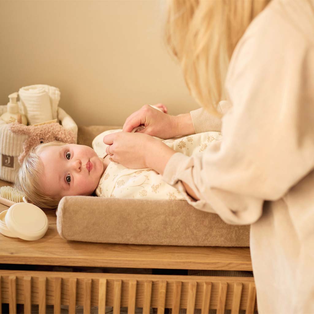 badstof aankleedkussenhoezen van Jollein in rustige babykamer