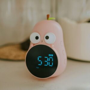 Mary’s Kinderwekker Peer – Stijlvolle & Veilige Wekker voor Kinderen | Slaaptrainer & Lamp | Nachtlampje Roze