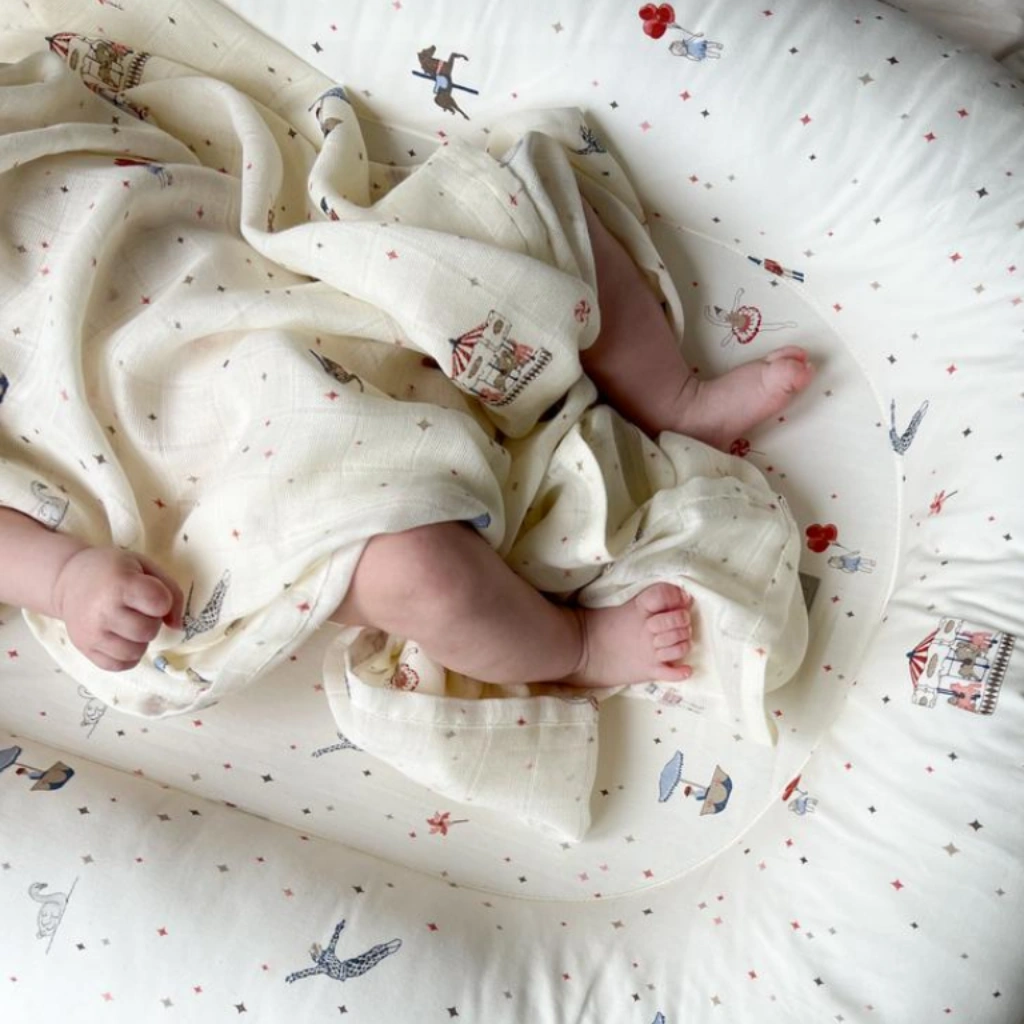 Hydrofiele doeken met Carousel print en uni kleuren in babynest
