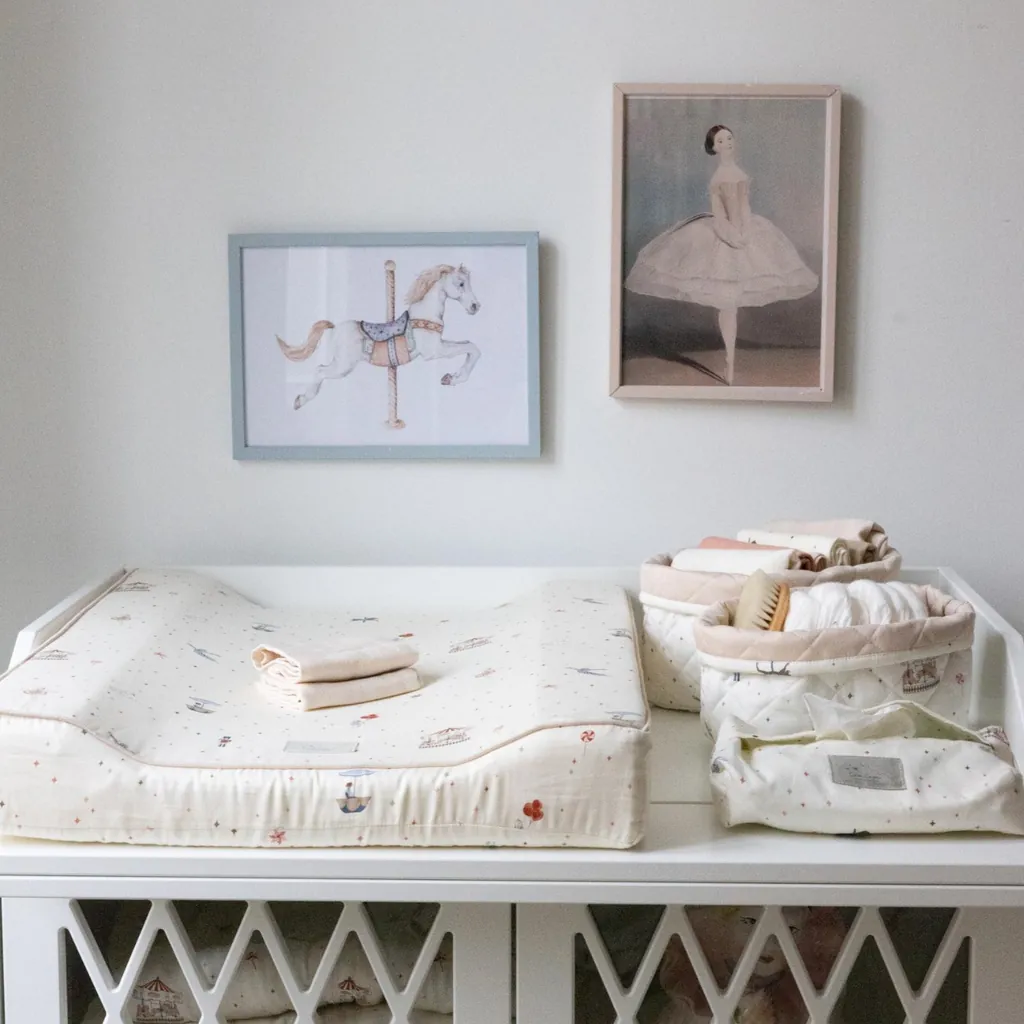 Aankleedkussen Carousel op witte commode in rustige babykamer