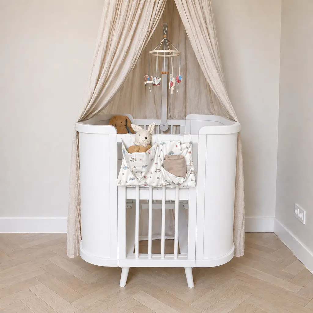 Ingvart meegroeibed wit met bedhemel in babykamer sfeer
