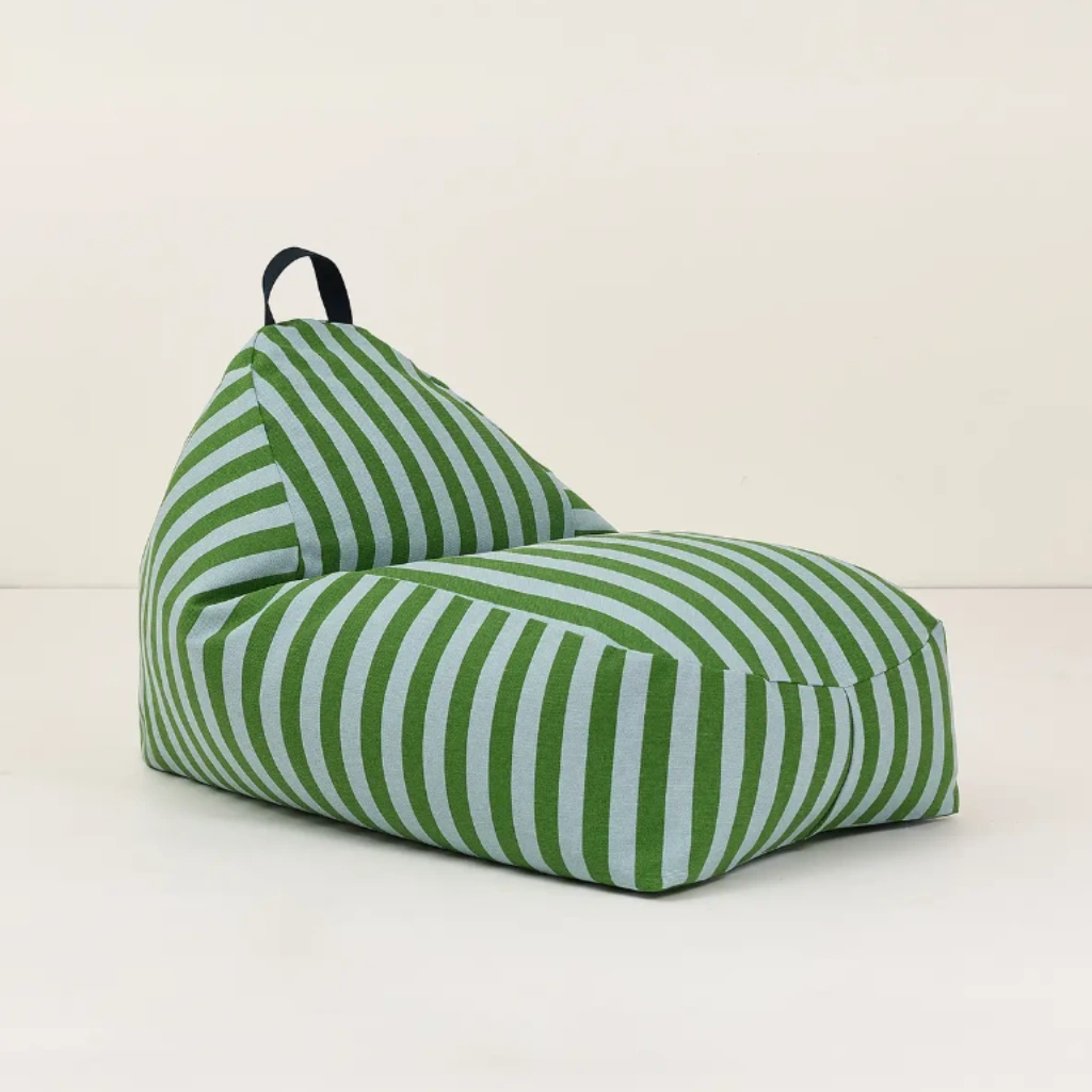 Nobodinoz zitzak long beanbag green blue stripes in kinderkamer