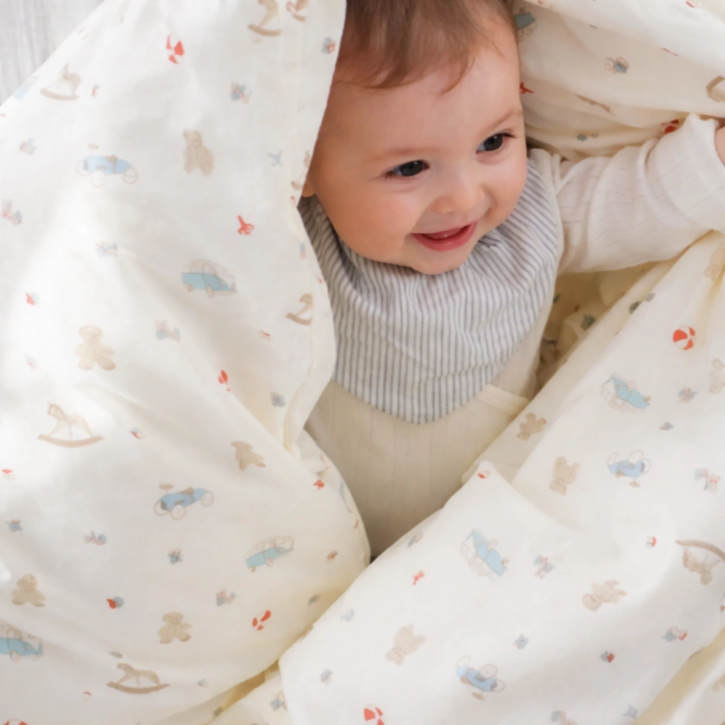 Baby slaapt heerlijk weggedoken onder zacht dekbed — MooisteKinderkamer