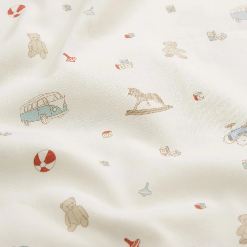 Detail van Vintage Toys print dekbedovertrek 100x140 cm