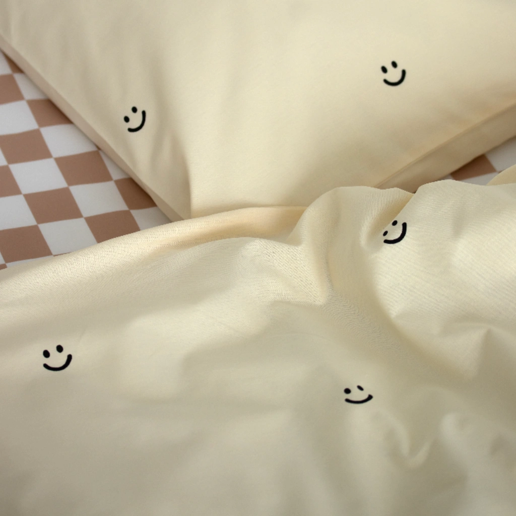 detail smiley print dekbedovertrek vanille Studio Ditte katoen