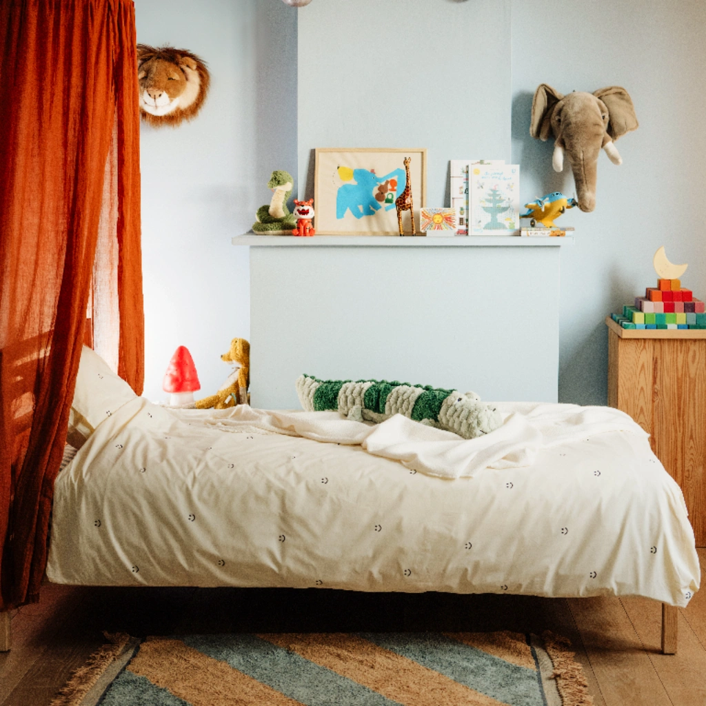 dekbedovertrek smiley vanille opgemaakt bed kleurrijke kinderkamer Studio Ditte