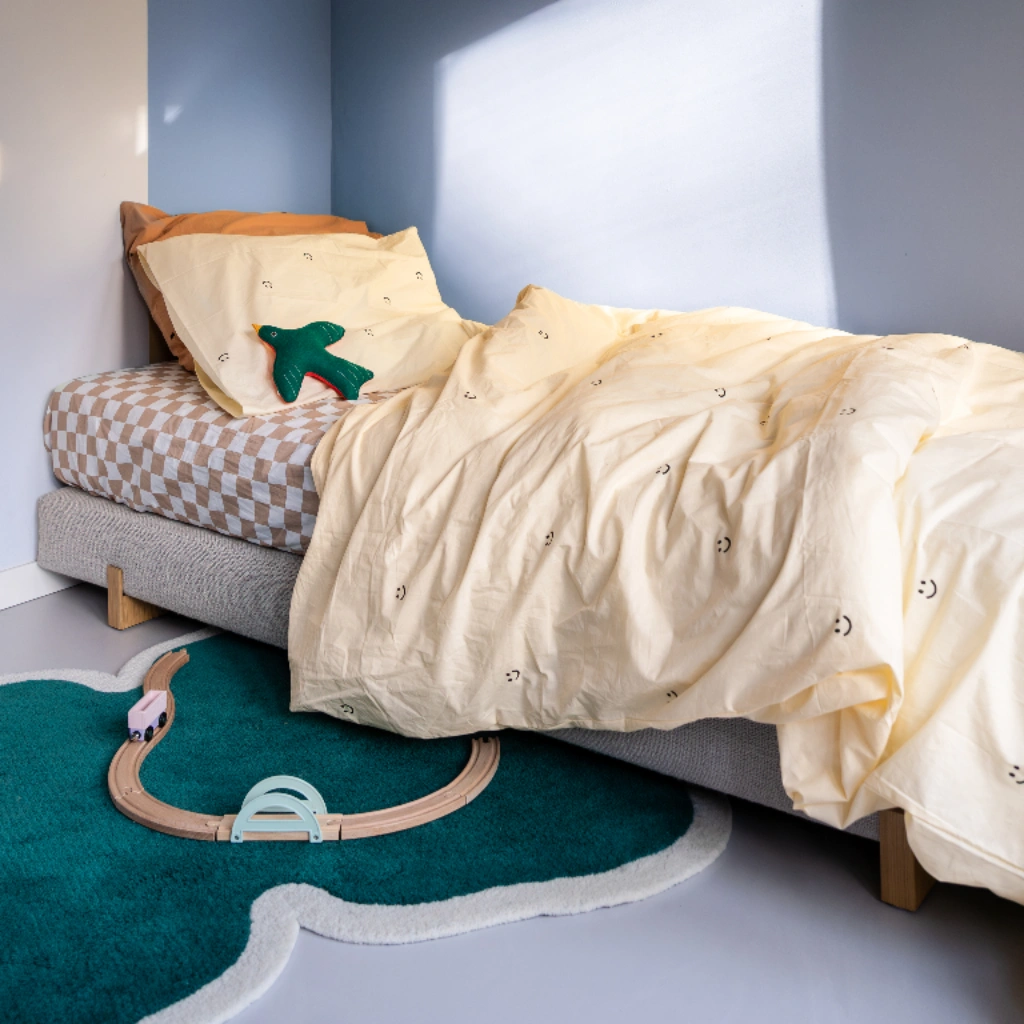 dekbedovertrek smiley vanille opgemaakt bed kinderkamer Studio Ditte