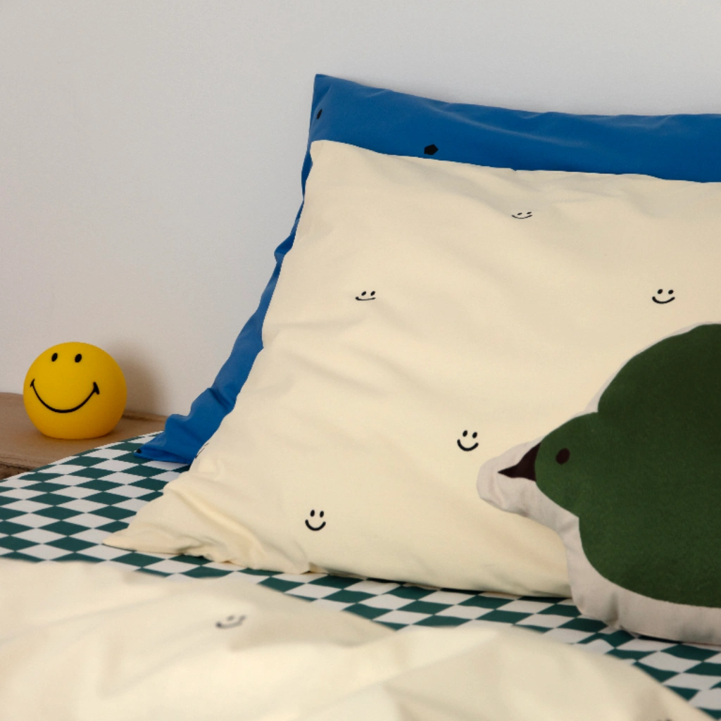 vanille kleur met blauw detail dekbedovertrek Studio Ditte smiley print