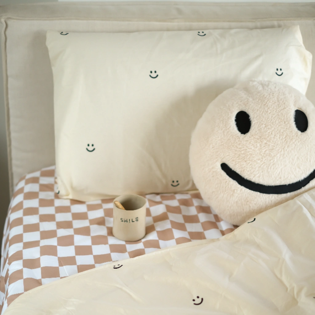 vanille kleur dekbedovertrek in combinatie met beige Studio Ditte smiley print
