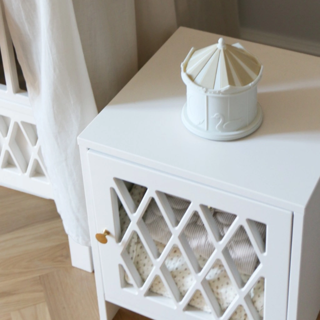 lampje Cam Cam Copenhagen in rustige babykamer sfeerbeeld