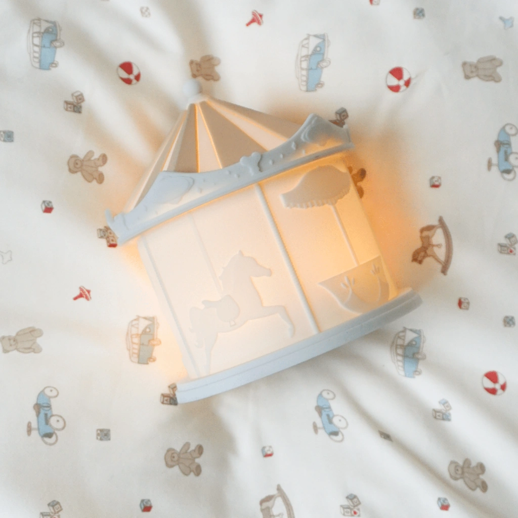 brandend lampje Cam Cam Copenhagen in rustige babykamer sfeerbeeld