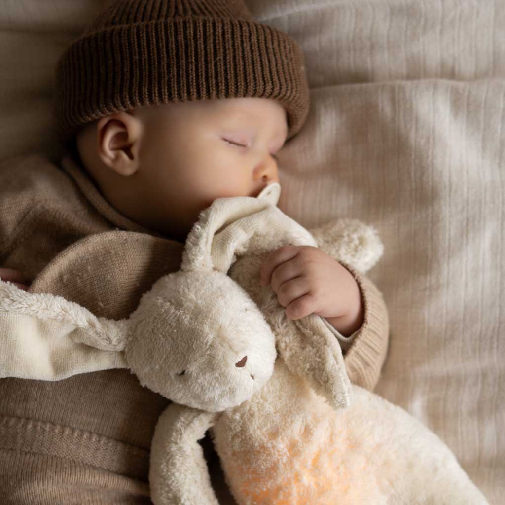 Slapende baby met Moonie hartslagknuffel konijn sand natur